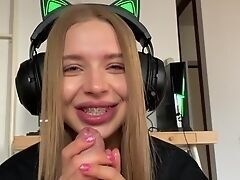 Молодая девушка сосет большой член в видео от первого лица